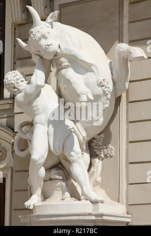 Vienne, Autriche - Hofburg sculpture d'Hercule combattant les Cretan Bull. La vieille ville est un patrimoine mondial de l'UNESCO. Banque D'Images