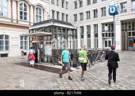 Vienne - 7 septembre : Les gens entrent dans métro ascenseur le 7 septembre 2011 à Vienne. Avec 534 millions de trajets annuels (2010), U-Bahn de Vienne est de 20 Banque D'Images