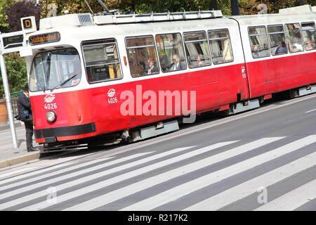 Vienne - 9 septembre : les navetteurs ride un tram le 9 septembre 2011 à Vienne. Avec 172km de longueur totale, réseau de tramway de Vienne est parmi les plus importantes au monde Banque D'Images