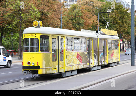 Vienne - 9 septembre : les navetteurs ride un tram le 9 septembre 2011 à Vienne. Avec 172km de longueur totale, réseau de tramway de Vienne est parmi les plus importantes au monde Banque D'Images