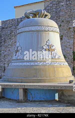 Budva, Monténégro - 18 Avril 2011 : grosse cloche en face de la vieille ville fortifiée de Budva, Monténégro. Banque D'Images