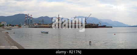 Bijela, Monténégro - Avril 17, 2011 : la construction des navires à quai flottant Shipyard à Bijela Panorama, le Monténégro. Banque D'Images