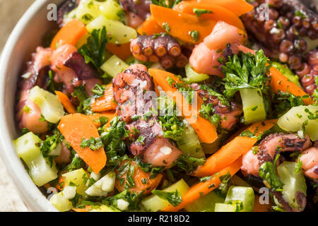 Salade de poulpe méditerranéen fait maison avec les légumes et la vinaigrette Banque D'Images