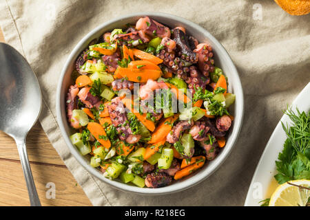 Salade de poulpe méditerranéen fait maison avec les légumes et la vinaigrette Banque D'Images