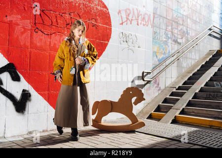 Dark-haired woman vogue longue jupe et veste jaune Banque D'Images