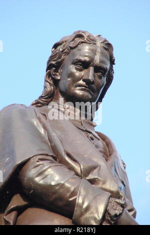 Statue de physicien et astronome, Sir Isaac Newton dans le centre-ville de Grantham, Lincolnshire, Angleterre, RU Banque D'Images