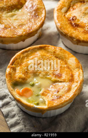 Des pots individuels tartes poulet prêt à manger Banque D'Images