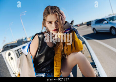 Dark-eyed woman wearing scarf bleu attrayant sur le manchon Banque D'Images