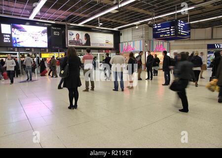 BIRMINGHAM, UK - 19 avril : Les gens attendent à la gare de New Street le 19 avril 2013 à Birmingham, Royaume-Uni. 31,2 millions de passagers annuels (2012) c'est 8e s Banque D'Images