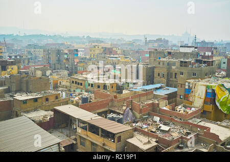 Observer les bidonvilles du Caire Islamique du minaret de Al-Ghuri complexe, la silhouette de la Citadelle de Saladin, domine l'horizon, vu sur le Banque D'Images