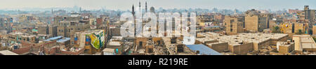 Panorama du Caire islamique bâtiments miteux avec des ordures sur les toits, Al Muizz rue Market, Bab Zuwayla gate historique et citadelle de Saladin sur l'hor Banque D'Images