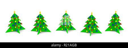 Les arbres de Noël colorés avec des jouets dans une rangée - isolé sur fond blanc, le rendu en trois dimensions, 3D illustration Banque D'Images