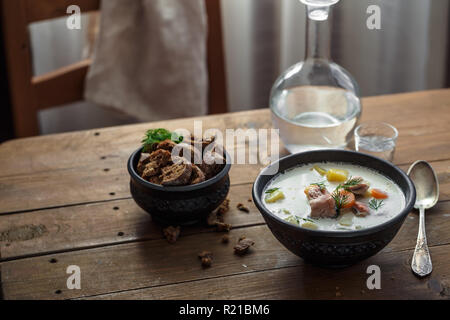 Le bol de soupe au saumon lohikeitto, la cuisine finlandaise Banque D'Images