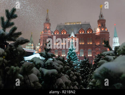 Les arbres de Noël à l'Manezh Square à Moscou sur l'arrière-plan de l'Historical Museum et le Kremlin Banque D'Images