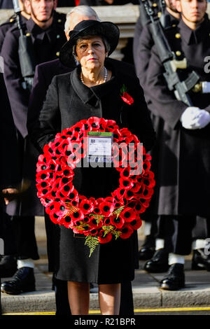 Premier Ministre, Theresa peut, au Service national du Souvenir le dimanche 11 novembre 2018 s'est tenue au Cénotaphe, Whitehall, Londres. Le premier ministre dépose une couronne de fleurs au cénotaphe. Banque D'Images