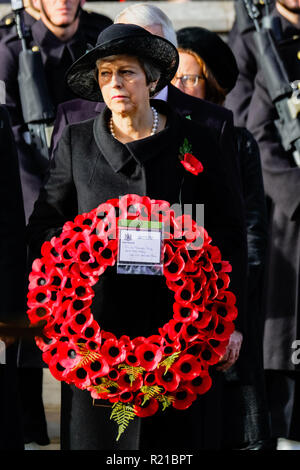 Premier Ministre, Theresa peut, au Service national du Souvenir le dimanche 11 novembre 2018 s'est tenue au Cénotaphe, Whitehall, Londres. Le premier ministre dépose une couronne de fleurs au cénotaphe. Banque D'Images