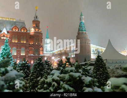 Les arbres de Noël à l'Manezh Square à Moscou sur l'arrière-plan de l'Historical Museum et le Kremlin Banque D'Images