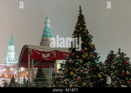 Les arbres de Noël à l'Manezh Square à Moscou sur l'arrière-plan de l'Historical Museum et le Kremlin Banque D'Images