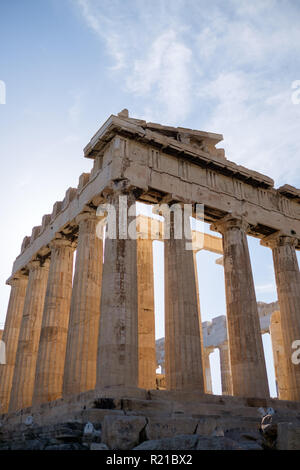 À la recherche jusqu'à l'architecture du Parthénon sur l'acropole d'Athènes, Grèce. Banque D'Images