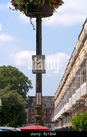Bristol, UK - 5 juillet 2013 : un groupe de surveillance de quartier signe sur un lampadaire dans la région de Clifton Bristol, Royaume-Uni Banque D'Images