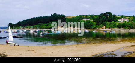 St Just in Roseland, UK - 25 juillet 2017 : un matin clair d'été amène les gens à leurs petits bateaux sur le ruisseau à St Just in Roseland, sur la pittoresque Péninsule de Roseland à Cornwall, UK Banque D'Images