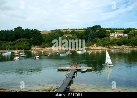 St Just in Roseland, UK - 25 juillet 2017 : un matin clair d'été amène les gens à leurs petits bateaux sur le ruisseau à St Just in Roseland, sur la pittoresque Péninsule de Roseland à Cornwall, UK Banque D'Images