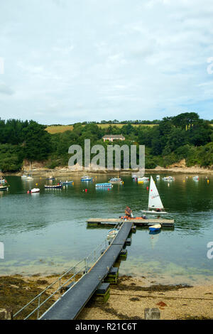 St Just in Roseland, UK - 25 juillet 2017 : un matin clair d'été amène les gens à leurs petits bateaux sur le ruisseau à St Just in Roseland, sur la pittoresque Péninsule de Roseland à Cornwall, UK Banque D'Images