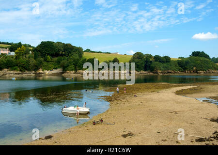 St Just in Roseland, UK - 25 juillet 2017 : un matin clair d'été amène les gens à exercer leurs chiens par la creek à St Just in Roseland, sur la pittoresque Péninsule de Roseland à Cornwall, UK Banque D'Images