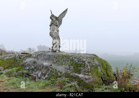 Lone statue d'un ange dans les champs, République Tchèque Banque D'Images