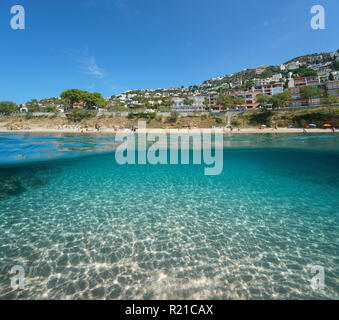 Plages avec des bâtiments dans la ville de Roses et de sable sous l'eau, vue fractionnée de la moitié au-dessus et au-dessous de la surface de l'eau, Espagne, Costa Brava, mer Méditerranée Banque D'Images