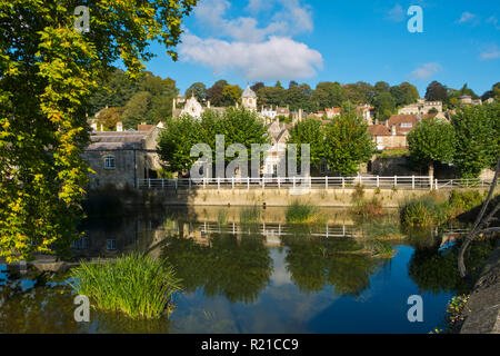 Des bâtiments pittoresques monter sur la colline au-dessus de la rivière Avon à l'automne le soleil, Bradford on Avon, Wiltshire, Royaume-Uni à l'automne le soleil, Bradford on Avon, Wiltshire, Royaume-Uni Banque D'Images