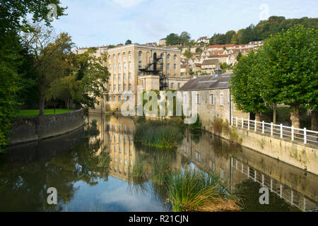 Maisons pittoresques monter sur la colline au-dessus de la rivière Avon à l'automne le soleil, Bradford on Avon, Wiltshire, Royaume-Uni Banque D'Images