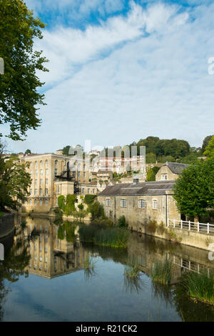 Maisons pittoresques monter sur la colline au-dessus de la rivière Avon à l'automne le soleil, Bradford on Avon, Wiltshire, Royaume-Uni Banque D'Images