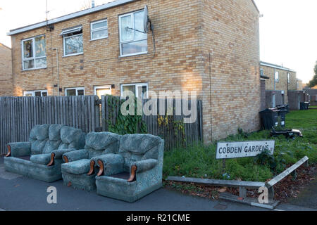 Suite à trois pièces jetées à la rue dans une résidence dans la région de Balsall Heath à Birmingham, Royaume-Uni. Balsall Heath est une classe ouvrière, centre-ville de Birmingham, West Midlands, Angleterre. Banque D'Images