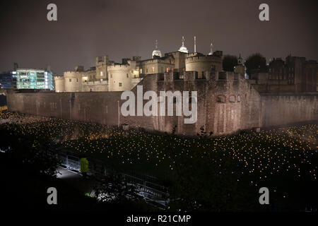 En commémoration du centenaire de la fin de la Première Guerre mondiale, une installation à la Tour de Londres, appelé au-delà de l'aggravation de l'ombre : La Tour se souvient remplit les douves avec des milliers de flammes : d'une loi publique du souvenir pour ceux qui ont perdu la vie au cours de la Grande Guerre, le 4 novembre 2018 à Londres, Royaume-Uni. L'hommage se déroulera pendant huit nuits, jusqu'à et y compris le jour de l'Armistice. Banque D'Images