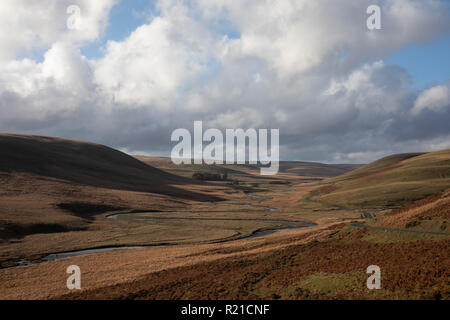 Paysage dans la vallée de l'Elan, Powys, Pays de Galles, Royaume-Uni. L'Elan Valley réservoirs sont une chaîne de lacs artificiels créés à partir de la mise à part de l'Elan et rivières Claerwen au sein de l'Elan Valley au milieu du Pays de Galles. Les réservoirs fournir de l'eau potable pour l'Ouest des Midlands de l'Angleterre. Banque D'Images
