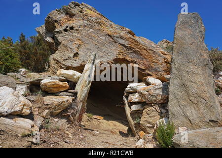 Chambre funéraire néolithique, caverne-Dolmen de la riera de la Quarantena, Alt Emporda, Gérone, Catalogne, Espagne Banque D'Images