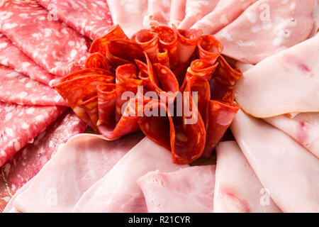 Sur une planche à découper la viande froide Close up. Jambon, salami, mortadelle saucisse et la Turquie Banque D'Images