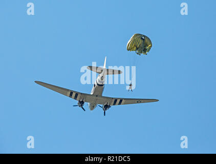 MONROE, NC (USA) - 10 novembre 2018 : une armée parachutiste saute d'un avion cargo C-47 lors d'une manifestation à l'Warbirds sur Monroe Air Show Banque D'Images