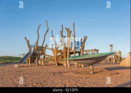 Parc d'attractions pour enfants et aire de jeux avec différents éléments jouent, Montrose, Angus, Scotland front UK Banque D'Images