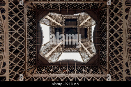 L'image graphique de la Tour Eiffel vue d'en bas, Paris, France Banque D'Images