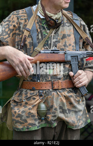 World War 2 reenacter vêtu comme un combattant de la résistance polonaise et russe PPSH-41 portant une mitrailleuse sous, au Musée de l'infanterie légère de Durham, Royaume-Uni Banque D'Images