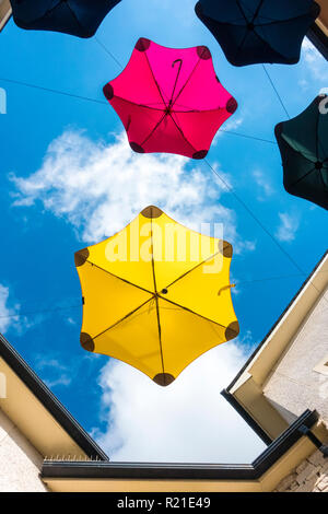 Un affichage des parapluies colorés au-dessus d'un centre commercial en plein air, Kendal Cumbria, Lake District, UK Banque D'Images