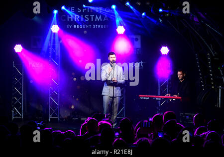 Callum Scott effectue à l'interrupteur de Noël sur événement en partenariat HeartFM dans Regent Street, Londres. ASSOCIATION DE PRESSE Photo. Photo date : Jeudi 15 novembre 2018. Voir PA story SHOWBIZ Regent. Crédit photo doit se lire : Ian West/PA Wire Banque D'Images