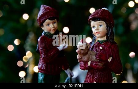 Ornements d'un garçon et fille scène de Noël Banque D'Images