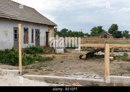 Fondation en béton pour clôture. Production de la base de béton pour une clôture en bois. Banque D'Images