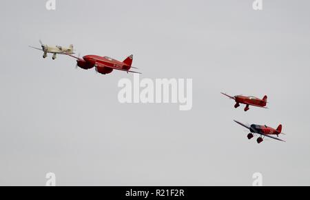 2 Percival Mew Gull, DH88 Comet et Travel Air Type R Mystère navire battant ensemble au jour de la course Shuttleworth le 7 octobre 2018 Banque D'Images