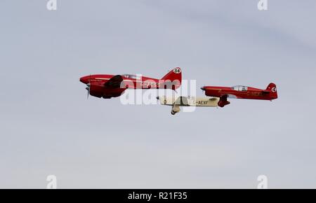 DH88 Comet volant en formation avec 2 Percival Goélands cendrés à l'ancien directeur de l'aérodrome Banque D'Images