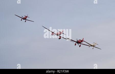 2 Percival Mew Gull, DH88 Comet et Travel Air Type R Mystère navire battant ensemble au jour de la course Shuttleworth le 7 octobre 2018 Banque D'Images