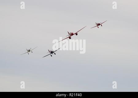 2 Percival Mew Gull, DH88 Comet et Travel Air Type R Mystère navire battant ensemble au jour de la course Shuttleworth le 7 octobre 2018 Banque D'Images